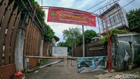 Saat ini, kawasan Setu Babakan masih ditutup. Sehingga tidak ada aktivitas ekonomi di area Setu Babakan. (Andhika Prasetya/detikcom)
