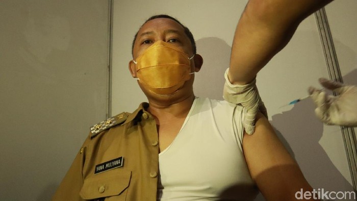 Wakil Wali Kota Bandung Yana Mulyana jalani vaksinasi COVID-19