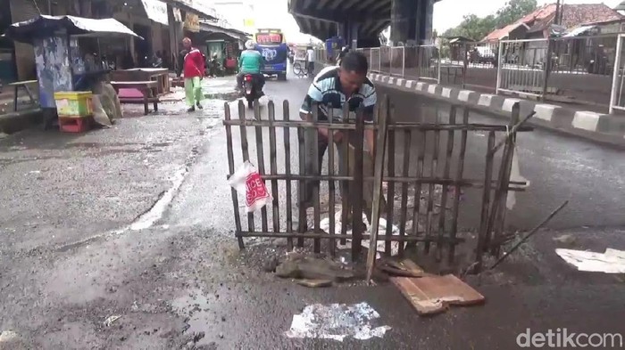 Warga pasang pagar di jalan berlubang jalur pantura Subang