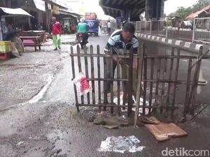 Warga Pasang Pagar di Jalan Berlubang Jalur Pantura Subang