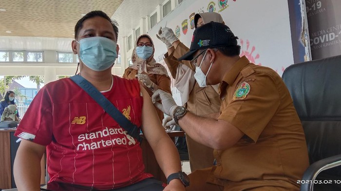 Wartawan Disuntik Vaksin di Medan