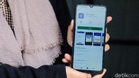 Menyetorkan sampah anorganik ke Waste Station Rekosistem dapat dilakukan melalui aplikasi Rekosistem. Dari aplikasi, user akan memperoleh kode yang akan ditempelkan pada kemasan sampahnya saat melakukan penyetoran agar memudahkan identifikasi saat proses pemilahan, pendataan, dan pelaporan statistik. (Andhika Prasetya/detikcom)