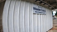 Sampah yang diterima oleh Rekosistem dari user akan dipilah ulang ke lebih dari 20 jenis kategori sampah dan kemudian didistribusikan ke pengolah sampah masing-masing kategori tersebut sebagai bahan baku (raw material) untuk proses selanjutnya. (Andhika Prasetya/detikcom)