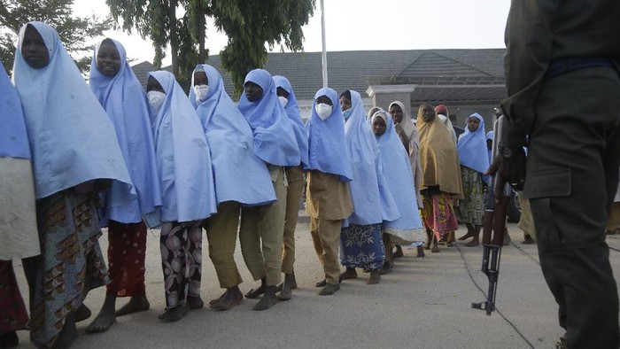 279 Siswi Korban Penculikan di Nigeria Akhirnya Bebas Some of the students who were abducted by gunmen from the Government Girls Secondary School, in Jangebe, last week wait for a medical checkup after their release meeting with the state Governor Bello Matawalle, in Gusau, northern Nigeria, Tuesday, March 2, 2021. Zamfara state governor Bello Matawalle announced that 279 girls who were abducted last week from a boarding school in the northwestern Zamfara state have been released Tuesday.(AP Photo/Sunday Alamba)