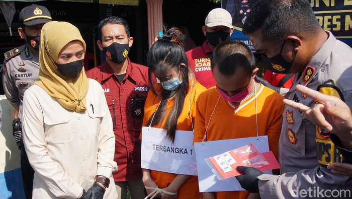 Sejoli di Mojokerto, DF (19) dan SG (19) nekat melakukan aborsi. Itu dilakukan hanya gara-gara takut dipecat dari pekerjaannya.