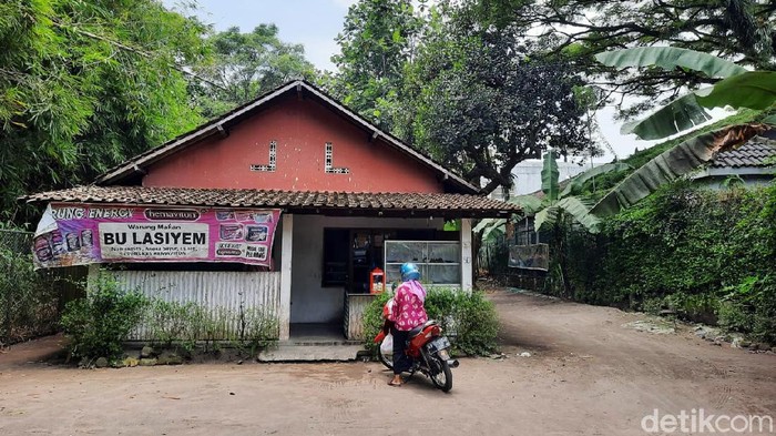 Di Jalan Palagan, Ngaglik, Sleman terdapat bangunan rumah mungil yang lokasinya nyempil alias diapit hotel mewah. Uniknya, rumah sederhana itu berada di tengah megahnya bangunan hotel bintang lima di Yogyakarta.