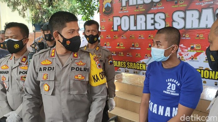 Agung Sulistyo (30) tersangka penganiayaan membabi buta (berbaju tahanan biru) saat rilis di Mapolres Sragen, Rabu (3/3/32021)