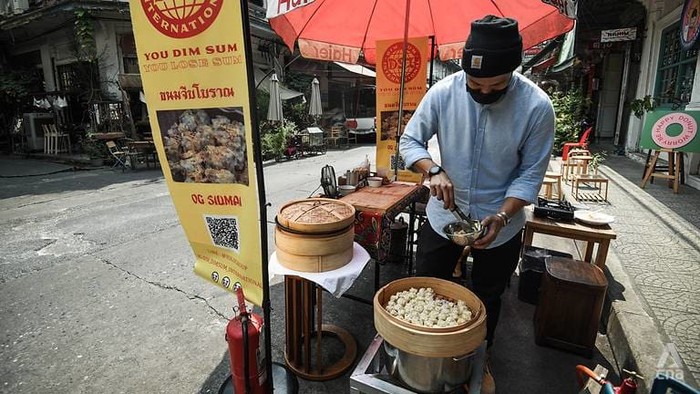 Akibat Pandemi Pemilik Kafe di Thailand Jualan Makanan di Pinggir Jalan