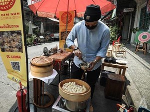 Akibat Pandemi Pemilik Kafe di Thailand Jualan Makanan di Pinggir Jalan