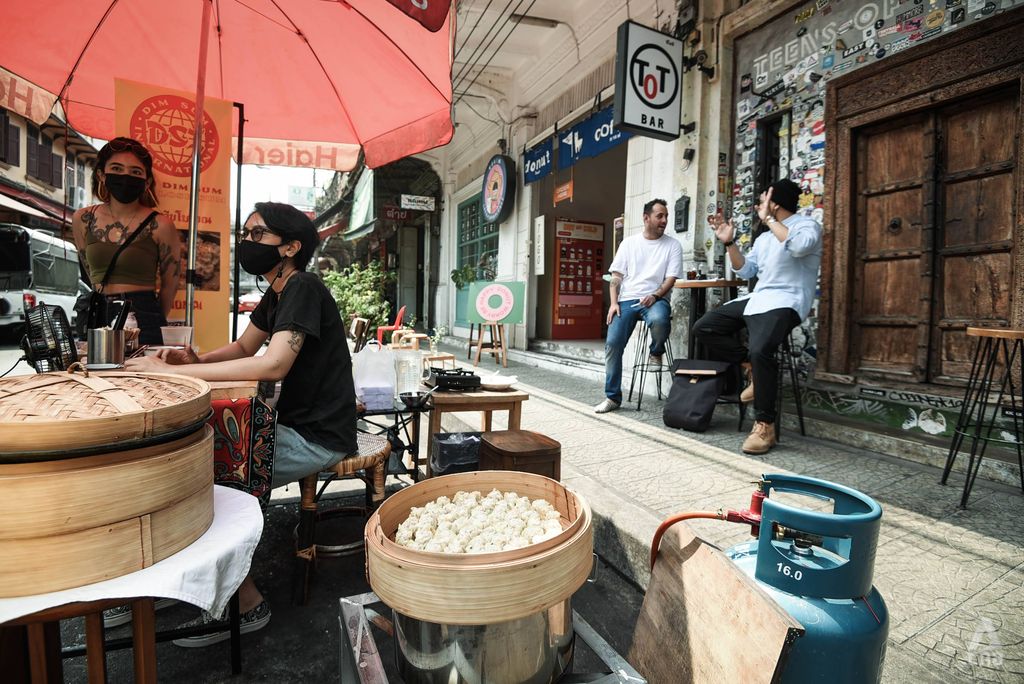 Akibat Pandemi Pemilik Kafe di Thailand Jualan Makanan di Pinggir Jalan