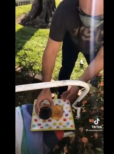 Kocak! Aksi Pria saat Berikan Minuman untuk Putrinya yang Terpapar COVID-19