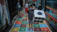 Sejumlah anak bermain permainan ular tangga di Jalan Asep Berlian, Gang Wargaluyu, Cibeunying Kidul, Bandung Jawa Barat, Rabu (3/3/2021).   
