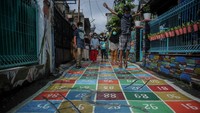 Pengurus RW dan warga setempat berinisiatif untuk membuat permainan tradisional bagi anak melalui karya seni mural.  