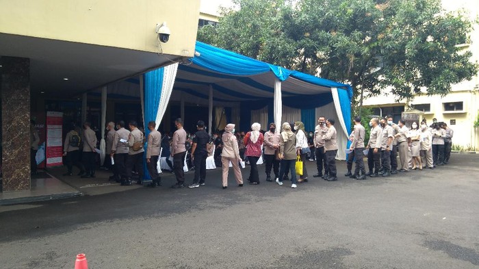 Antrean penyuntikan vaksin Corona di Mabes Polri (Adhyasta-detikcom)