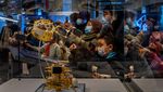 Antusias Warga China Lihat Batuan yang Diambil dari Bulan