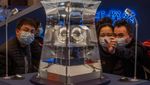 Antusias Warga China Lihat Batuan yang Diambil dari Bulan