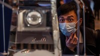 Wadah itu dirancang dengan mengikuti sejumlah referensi kosmik. Tingginya 15,1 inci (38,44 cm) dan lebarnya 9 inci (22,89 cm).  