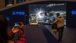 Antusias Warga China Lihat Batuan yang Diambil dari Bulan