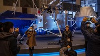 China telah menggelontorkan miliaran dolar untuk program luar angkasa ambisiusnya yang bertujuan untuk mendaratkan astronot di Bulan pada tahun 2030.  