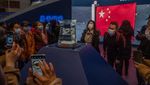 Antusias Warga China Lihat Batuan yang Diambil dari Bulan