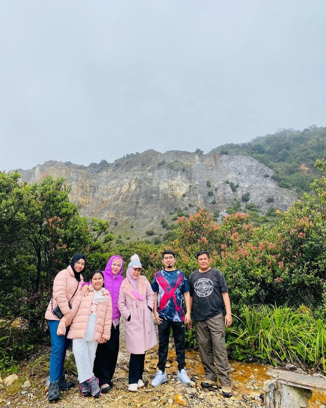 Mantan pemain sinetron April Jasmine belum lama ini liburan ke Gunung Papandayan, Garut, Jawa Barat. Ia mengajak suaminya, Ustaz Solmed dan juga sahabatnya. Foto: Dok. Instagram @apriljasmine85.
