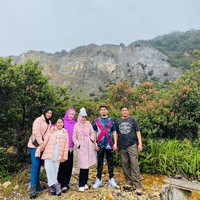 Mantan pemain sinetron April Jasmine belum lama ini liburan ke Gunung Papandayan, Garut, Jawa Barat. Ia mengajak suaminya, Ustaz Solmed dan juga sahabatnya. Foto: Dok. Instagram @apriljasmine85.