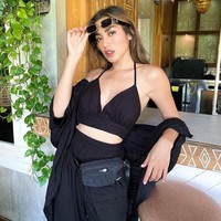 Terlepas dari suasana Bali yang tropis, Jessica Iskandar memilih look serba hitam. Padanan crop top, harem pants dan fanny pack membuat gayanya terlihat kekinian. (Foto: Instagram/@inijedar)