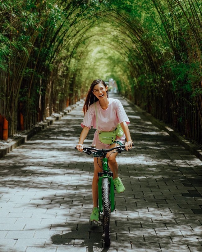 Athleisure look juga menjadi andalan presenter Patricia Gouw. Permainan warna membuat gayanya terasa lebih playful.  (Foto: Instagram/@patriciagunawan)