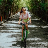 Athleisure look juga menjadi andalan presenter Patricia Gouw. Permainan warna membuat gayanya terasa lebih playful.  (Foto: Instagram/@patriciagunawan)