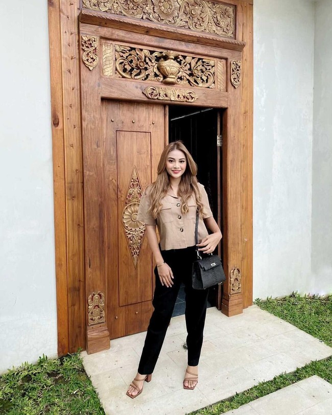 Selain berbaju kasual, Aurel juga sesekali bergaya formal. Kombinasi coklat pastel dan hitam mengakomodasi gayanya yang chic. (Foto: Instagram/@aurelie.hermansyah)