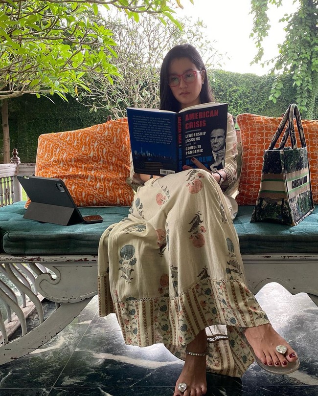 Boho chic menemani gaya Marcella Zalianty di Bali. (Foto: Instagram/@marcella.zalianty)