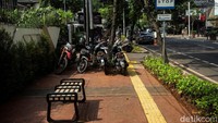Trotoar di kawasan Kebayoran Baru itu juga akan ditata dengan konsep Complete Street. 