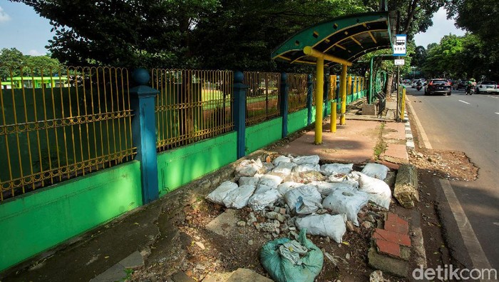 Bakal Ditata Pemprov DKI, Begini Kondisi Trotoar di Kebayoran Baru Sejumlah trotoar di kawasan Kebayoran Baru, Jaksel, akan segera ditata Pemprov DKI. Penataan trotoar itu gunakan APBD DKI Jakarta 2021 senilai Rp 60 miliar.