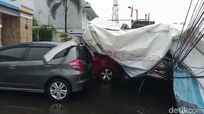 Baliho tumbang timpa 3 mobil di Tasikmalaya