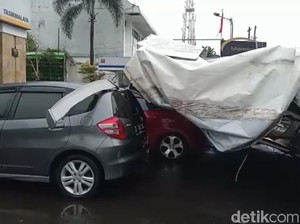 Hujan Angin, Baliho di Tasikmalaya Tumbang Timpa Tiga Mobil