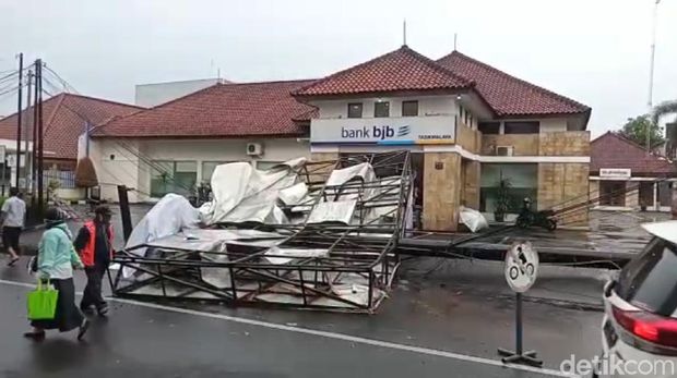 Baliho tumbang timpa 3 mobil di Tasikmalaya