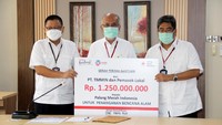 Presiden Direktur TMMIN Warih Andang Tjahjono secara simbolis menyerahkan bantuan kepada PMI. Istimewa/TMMIN.