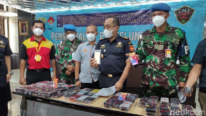 Bea Cukai dan Satgas PAM Lanudal Juanda menggagalkan upaya memasukan iPhone illegal dari Batam ke Surabaya, melalui Terminal 1 Bandara Juanda. Ada ratusan iPhone yang disita.