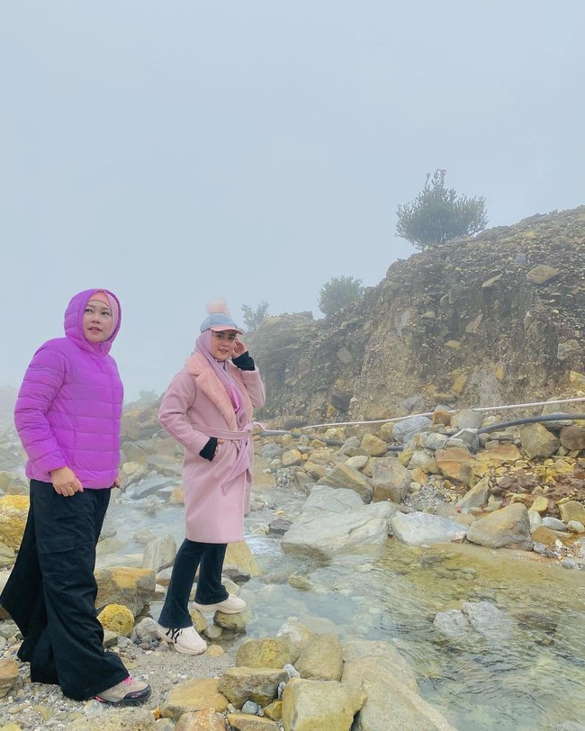 Saat berada di Gunung Papandayan, April Jasmine sengaja memilih busana berwarna pastel pink sebagai ciri khasnya yang feminin.  Foto: Dok. Instagram @apriljasmine85.
