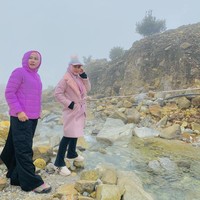 Saat berada di Gunung Papandayan, April Jasmine sengaja memilih busana berwarna pastel pink sebagai ciri khasnya yang feminin.  Foto: Dok. Instagram @apriljasmine85.