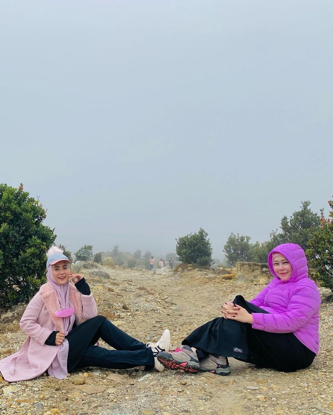 Menikmati suasanya di Gunung Papandayan, April Jasmine berpose bersama sahabatnya. Ia menuliskan caption untuk Shielvia Septiani, sahabatnya itu. Sahabat ibarat mata dan tangan, saat mata menangis tangan mengusap. Saat tangan terluka mata menangis.. nite everyone❤️sampai jumpa di waktu tahajjud... tulisnya. Foto: Dok. Instagram @apriljasmine85.