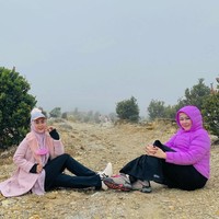 Menikmati suasanya di Gunung Papandayan, April Jasmine berpose bersama sahabatnya. Ia menuliskan caption untuk Shielvia Septiani, sahabatnya itu. Sahabat ibarat mata dan tangan, saat mata menangis tangan mengusap. Saat tangan terluka mata menangis.. nite everyone❤️sampai jumpa di waktu tahajjud... tulisnya. Foto: Dok. Instagram @apriljasmine85.