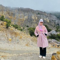 Saat wisata ke gunung, April Jasmine juga mengenakan topi gradasi warna royal blue dan pink dengan detail pompom di ujungnya. Bahagia bukan milik dia yang hebat dalam segalanya, namun dia ygang mampu temukan hal sederhana dalam hidupnya dan tetap bersyukur....SETUJU ???, tulis April pada keterangan foto penampilannya yang diunggah ke Instagram @apriljasmine85. Foto: Dok. Instagram @apriljasmine85.