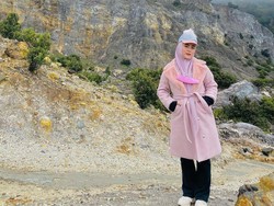 7 Foto Gaya April Jasmine Naik Gunung, Istri Ustaz Solmed Ini Bikin Salfok