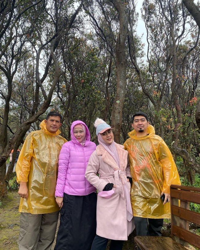 Sementara itu karena cuaca yang sedang tak menentu saat naik gunung, suami April, Ustaz Solmed terlihat memakai jas hujan transparan warna oranye. Pasangan suami istri itu pun mengabadikan momen naik gunung tersebut bersama sahabatnya. Foto: Dok. Instagram @apriljasmine85.