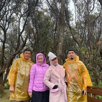 Sementara itu karena cuaca yang sedang tak menentu saat naik gunung, suami April, Ustaz Solmed terlihat memakai jas hujan transparan warna oranye. Pasangan suami istri itu pun mengabadikan momen naik gunung tersebut bersama sahabatnya. Foto: Dok. Instagram @apriljasmine85.