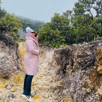 Pada umumnya seseorang yang ingin naik gunung mempersiapkan busana tebal yang bisa menghangatkan badan. April Jasmine pun memilih untuk memakai long coat pink dengan atasan dan bawahan hitam. Ia juga memadukan dengan New York Yankees Sneakers. Foto: Dok. Instagram @apriljasmine85.