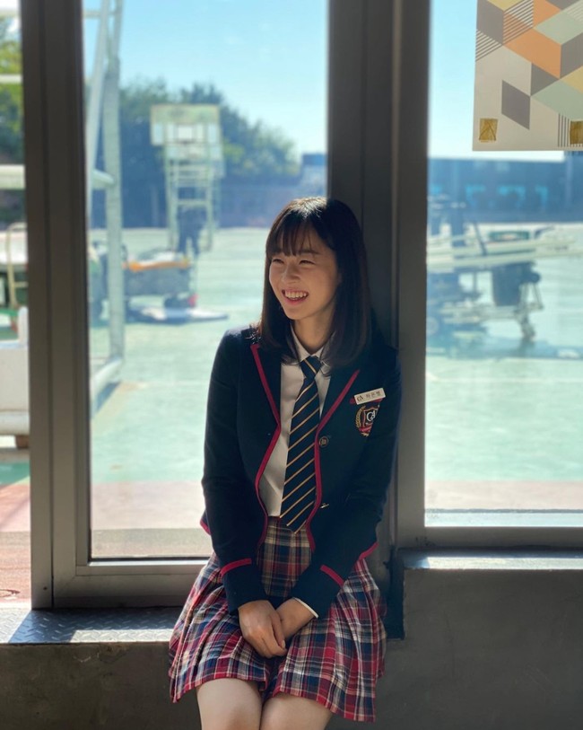 “Aku pikir kamu adalah teman yang baik dan polos, jadi aku memperkenalkanmu kepada semua teman dekatku. Tapi kemudian, kamu bersekongkol dengan sahabatku dan membuatku tersisih,” tulis ‘korban’ Choi Ye Bin. Foto: Instagram yebin__