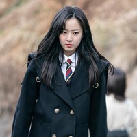 Dalam unggahan tersebut, sang ‘korban’ menyebut Choi Ye Bin adalah murid baru di sekolahnya. Ia memperkenalkan bintang The Penthouse 2 itu pada teman-temannya, namun merasa ‘tersingkirkan’ sejak itu. Foto: dok. SBS