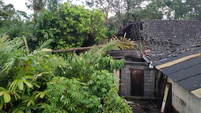 Dampak hujan disertai angin kencang yang terjadi di Sleman, Rabu (3/3/2021).